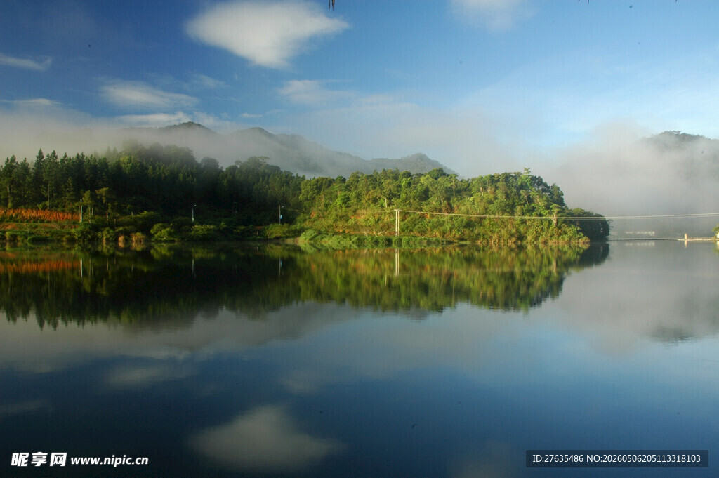 宁静湖畔美景