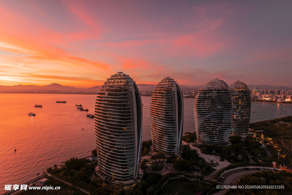 滨海黄昏下的独特建筑群