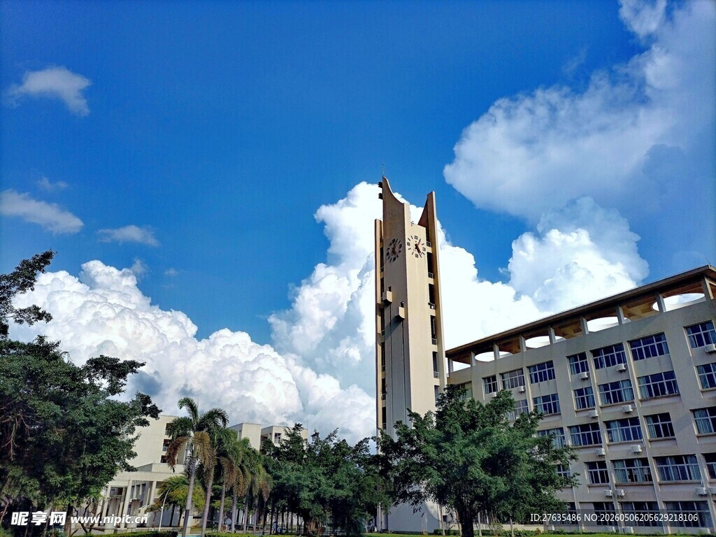 校园钟楼建筑风景