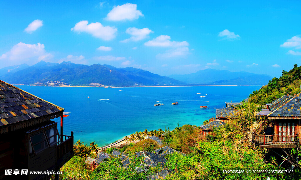海边小屋与碧海蓝天美景