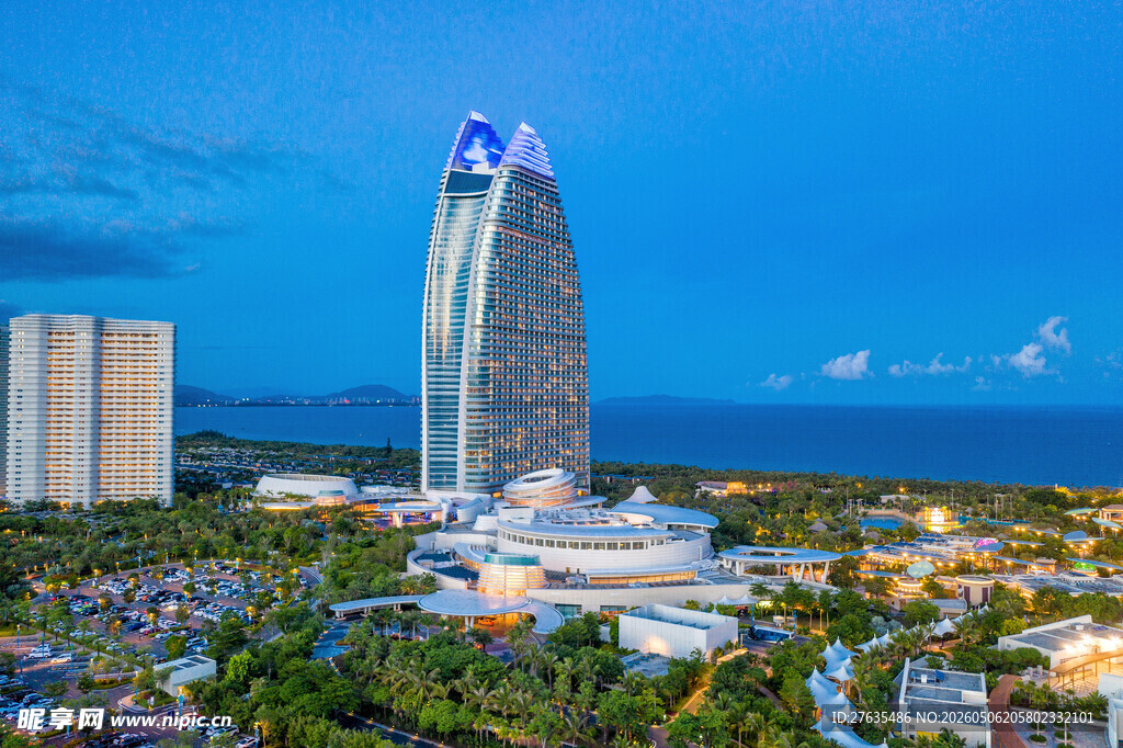 海滨城市地标建筑夜景