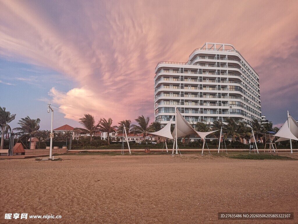 海滨高楼与绚烂天空风景