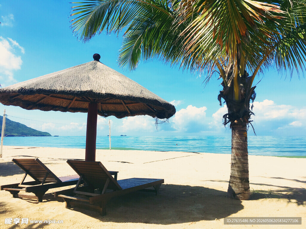 海滨沙滩下的休闲躺椅