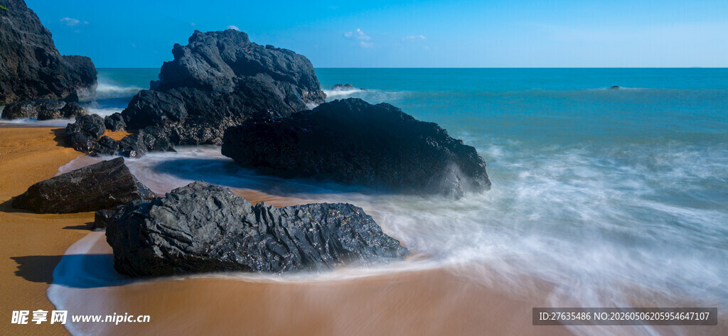 海边沙滩礁石海浪美景