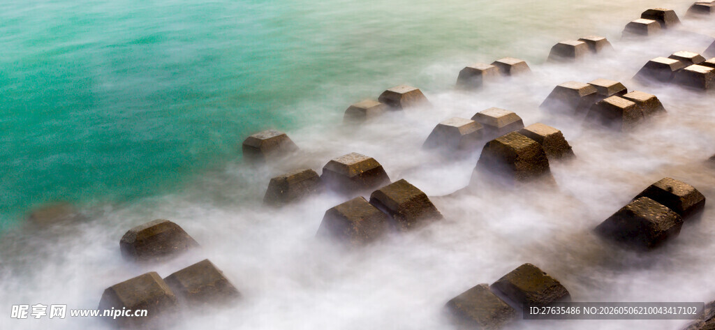 海边嶙峋礁石与碧绿海水