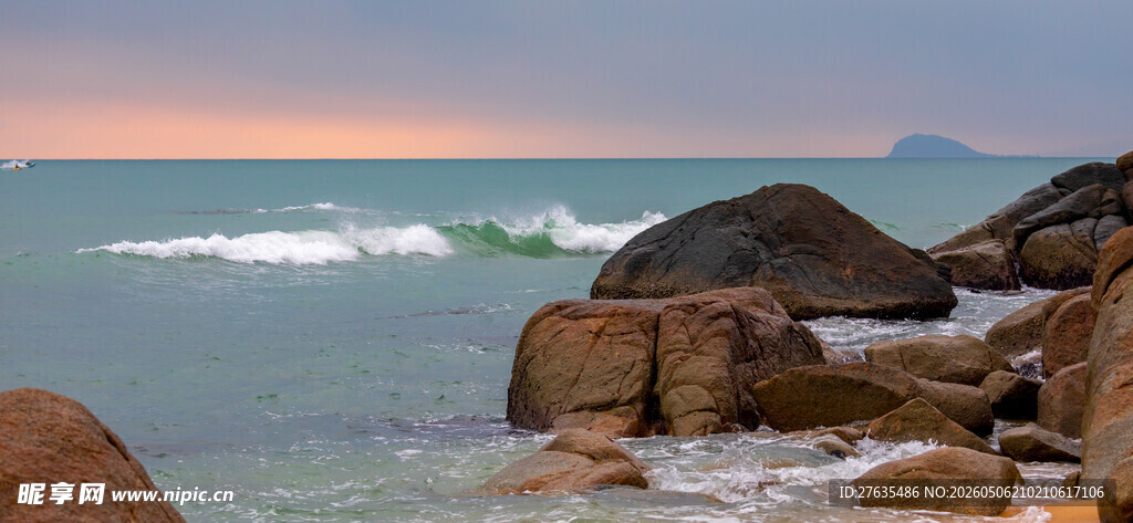 海边礁石与浪涌美景