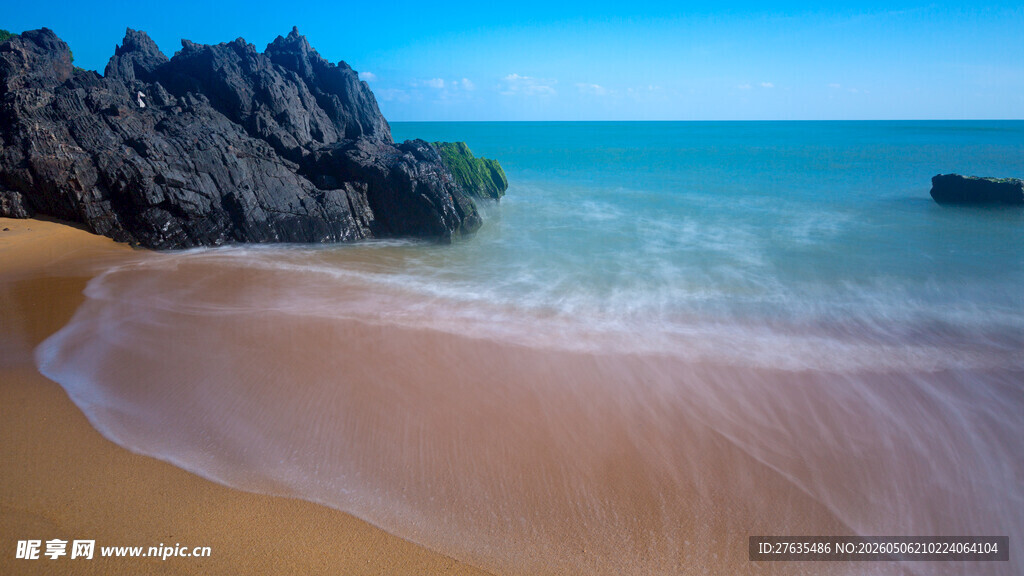 美丽海滩与岸边嶙峋礁石