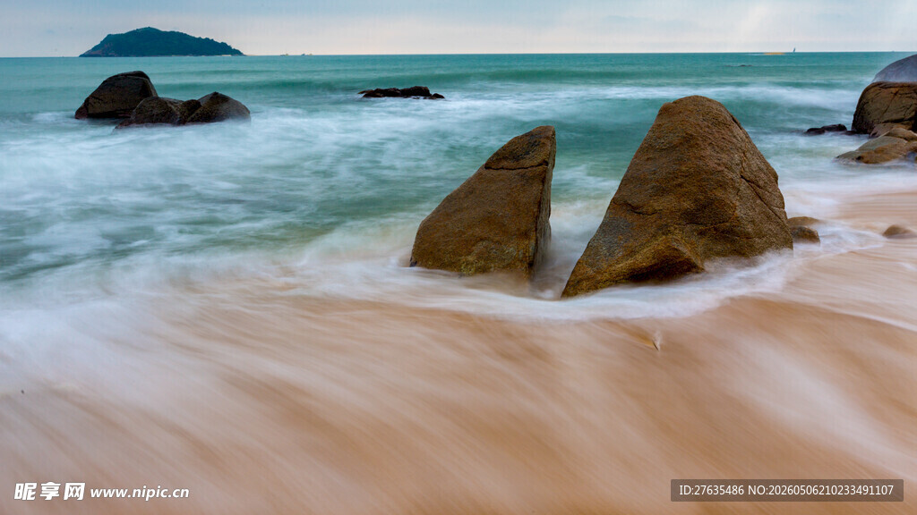 海边沙滩上的礁石美景
