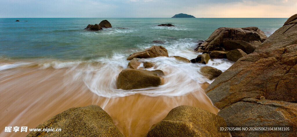 海边黄昏下的礁石美景