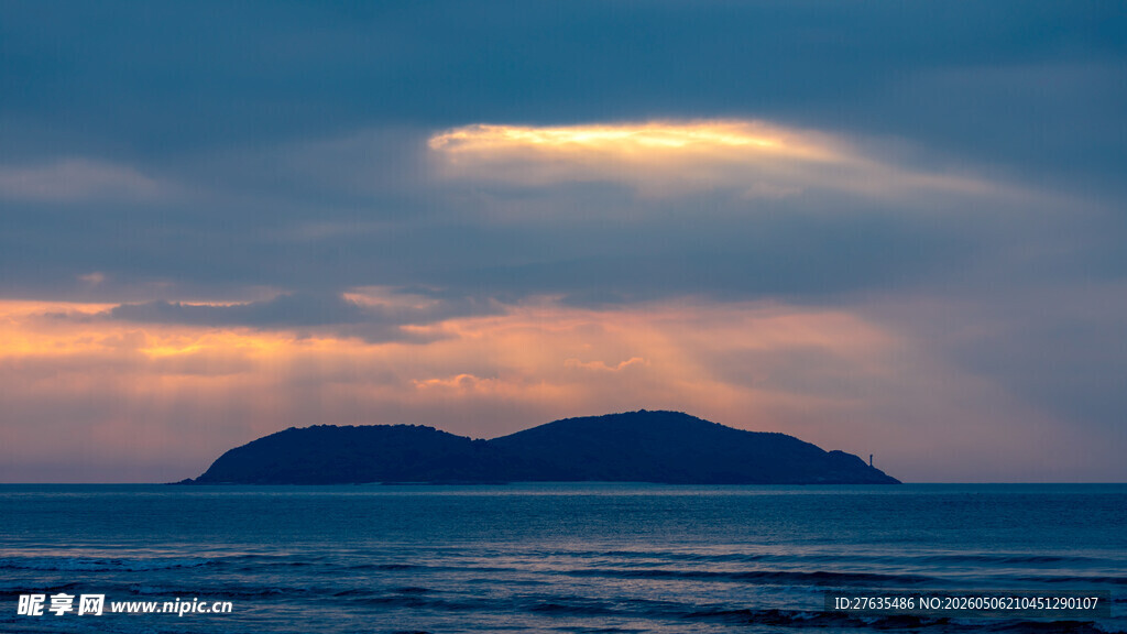 海上黄昏时的岛屿景色