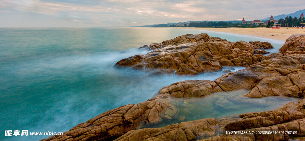 海边礁石美景