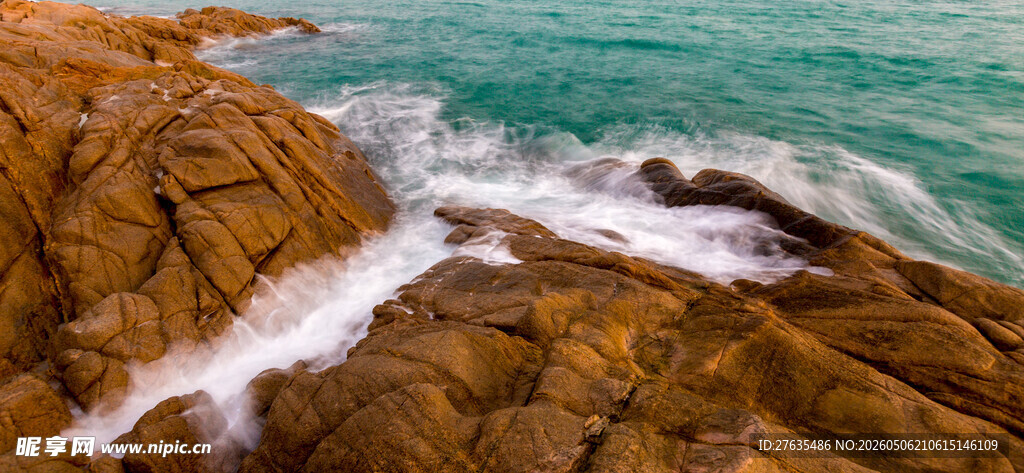 海边嶙峋礁石与翻涌海浪