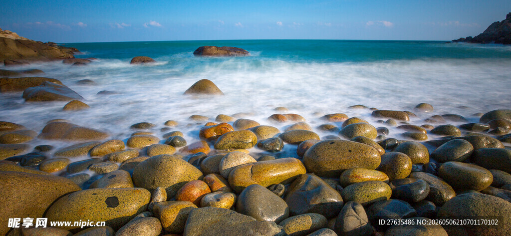 海边礁石与海浪美景