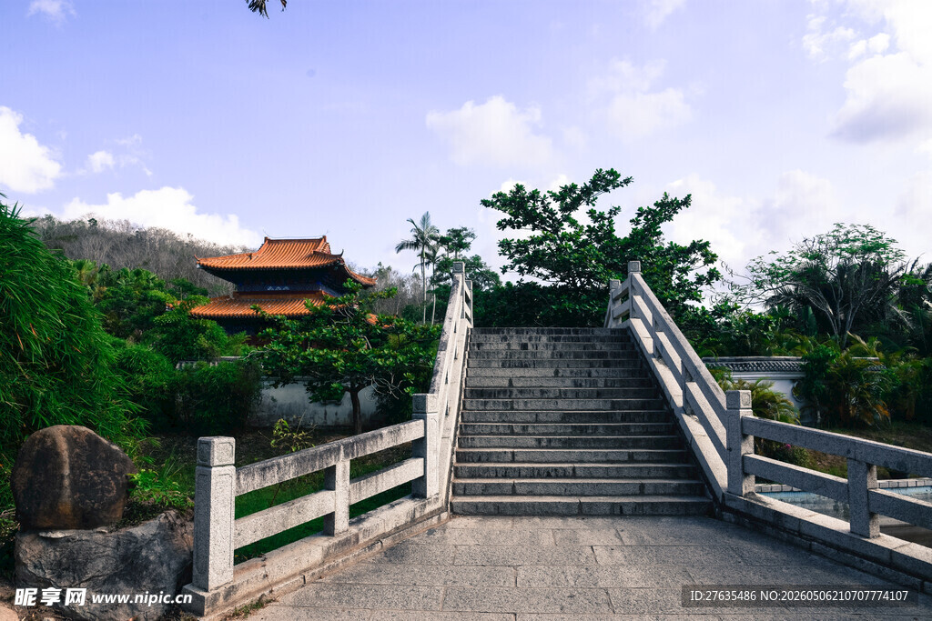 古桥石阶旁的中式建筑