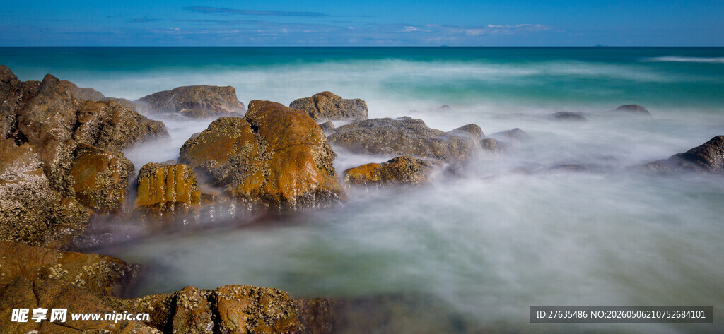 海边礁石与涌动海浪美景