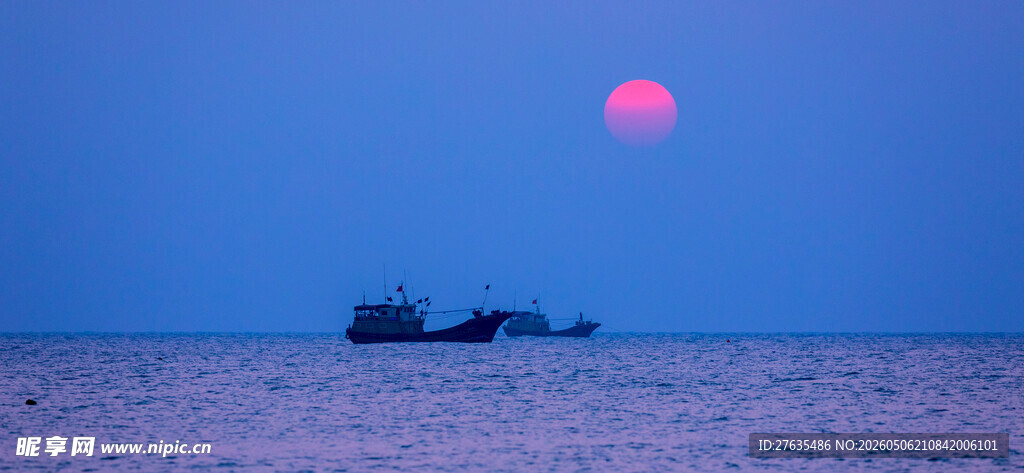 海上落日时的航行船只