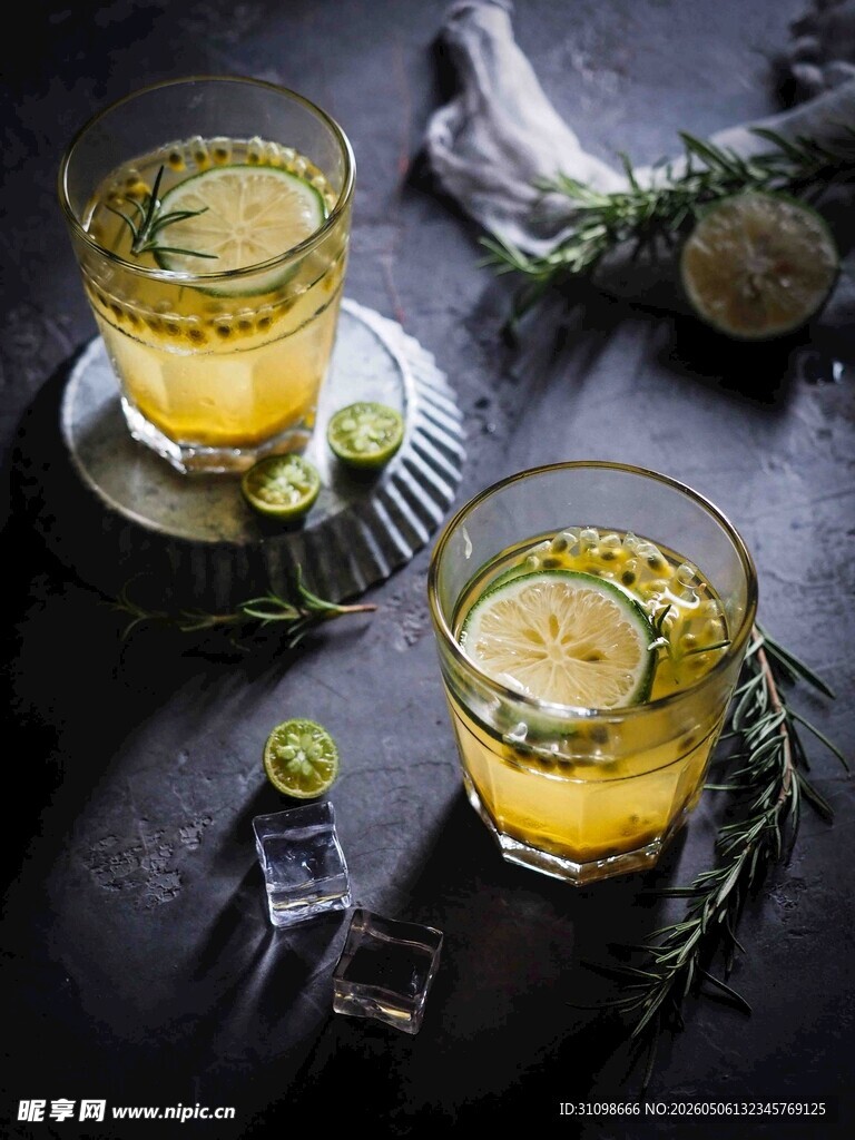 两杯清新柠檬鸡尾酒