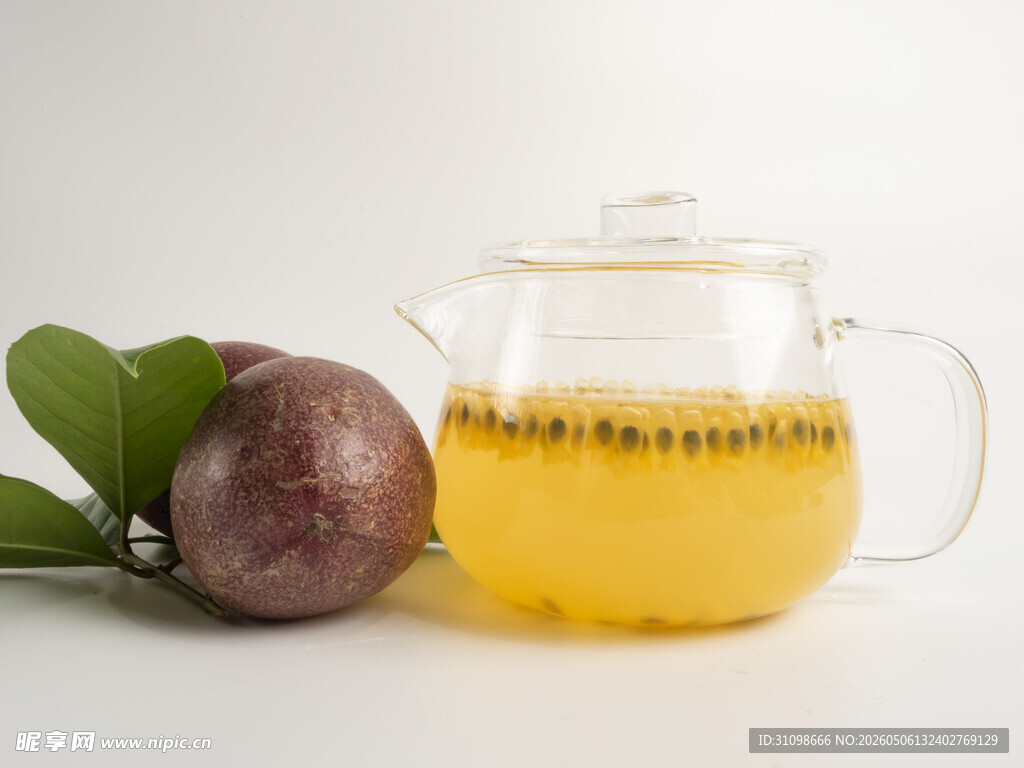 玻璃壶中百香果茶饮