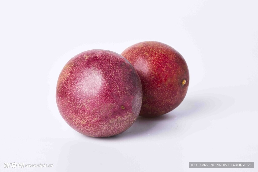 两个饱满的紫皮百香果