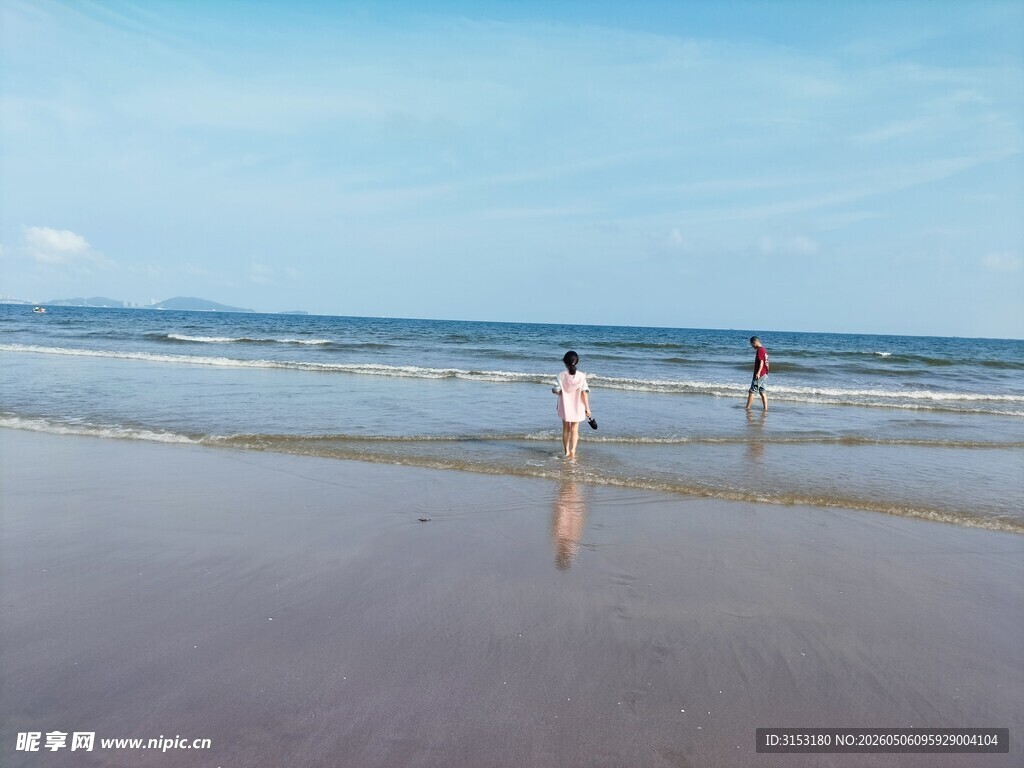 海边漫步的惬意身影