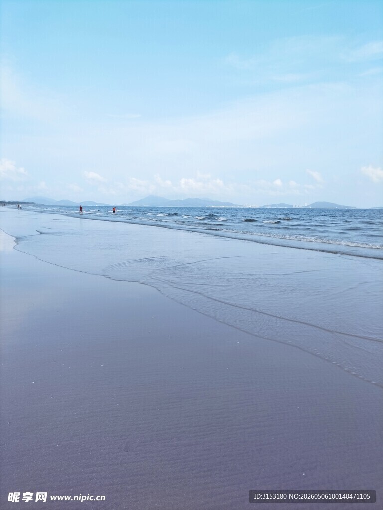 宁静沙滩与波光海面