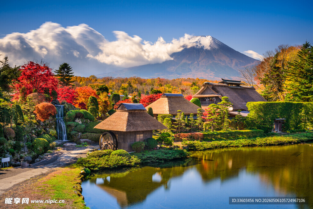 秋日湖畔山居美景