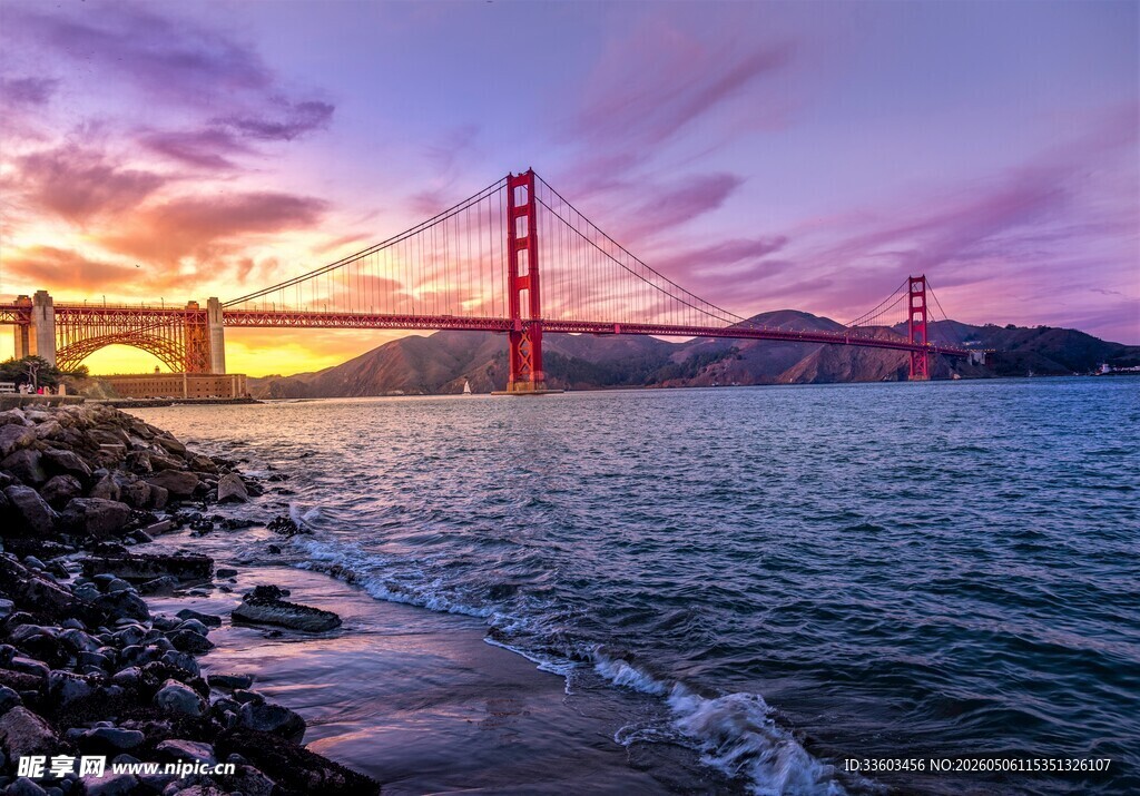 夕阳下的金门大桥海景