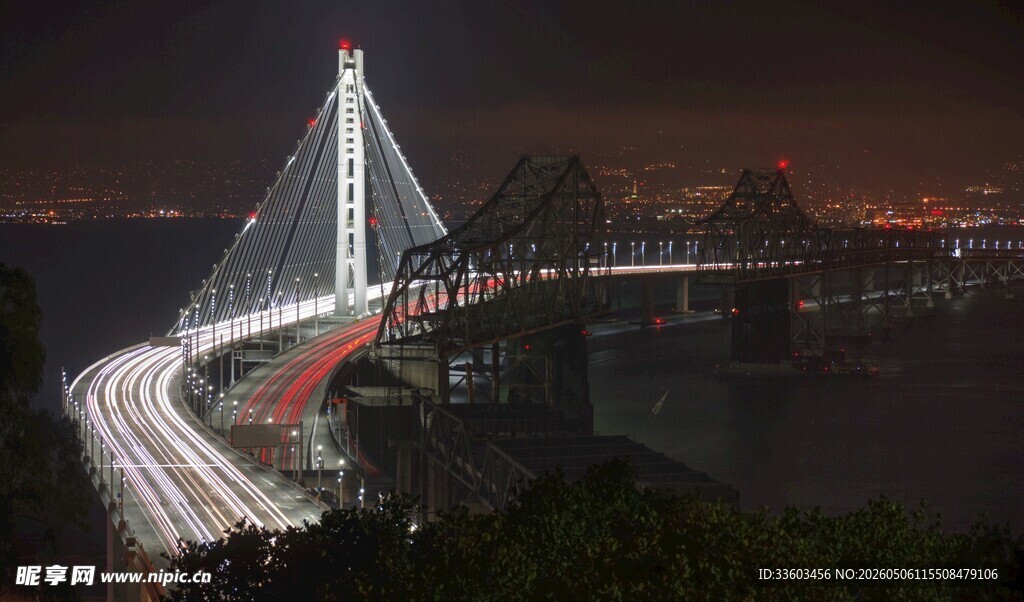 夜晚灯火璀璨的跨海大桥