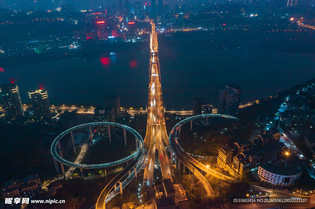 城市夜景中的璀璨地标