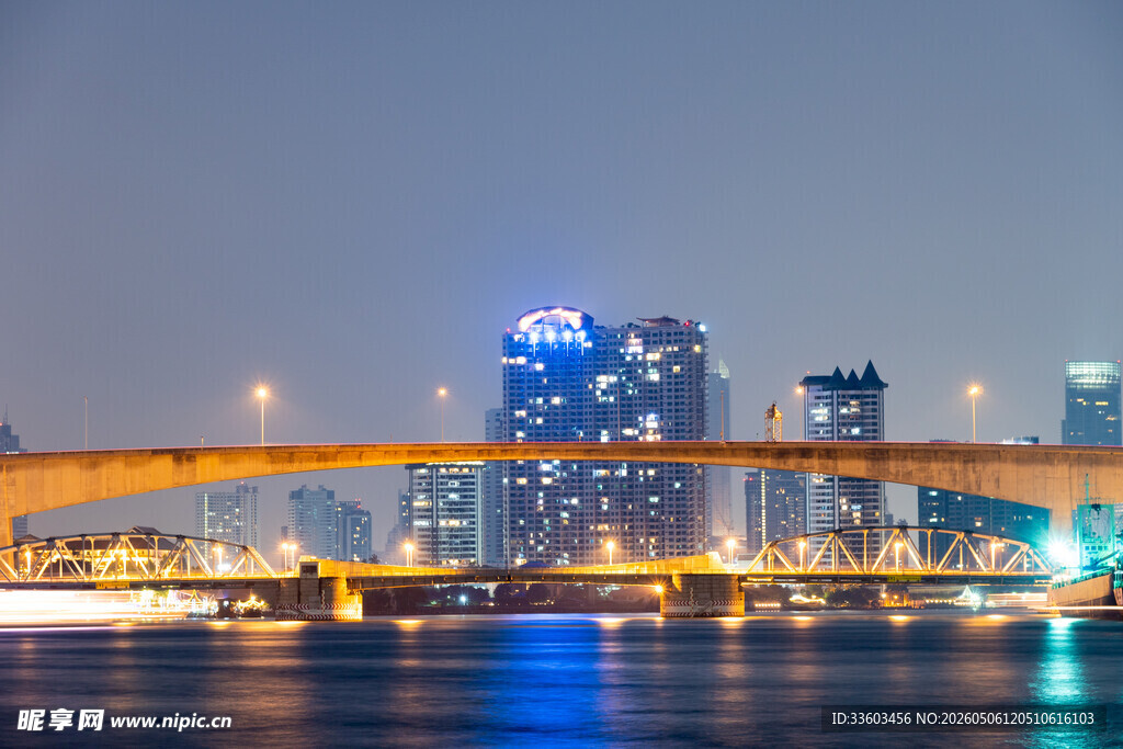 城市夜景中的璀璨桥梁