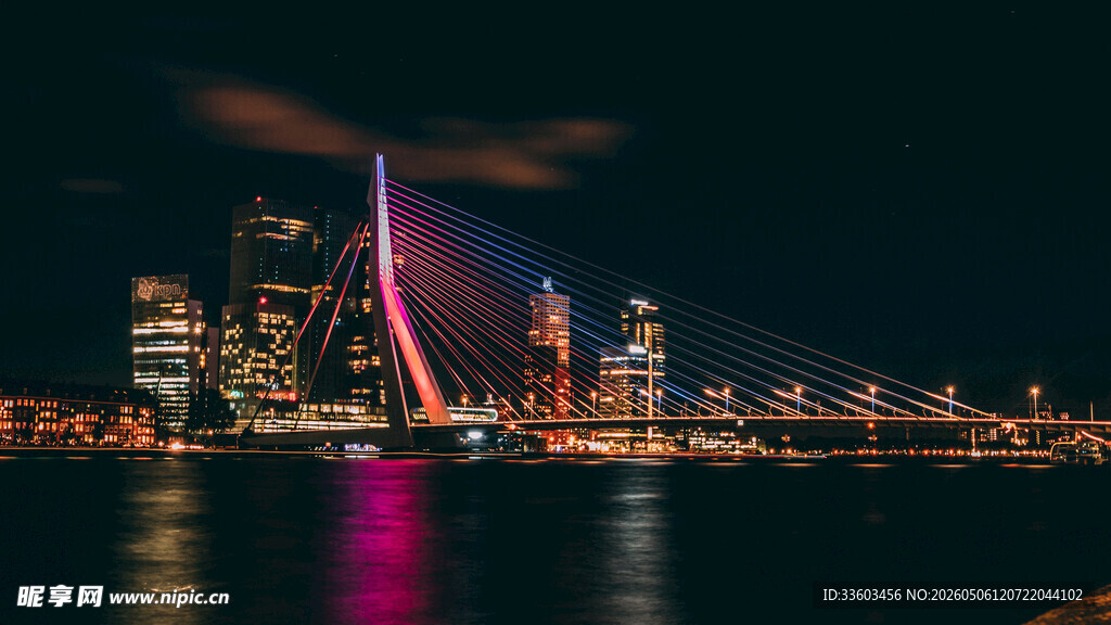 城市夜景中的绚丽建筑