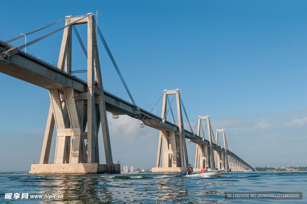 跨海大桥横跨蔚蓝海面