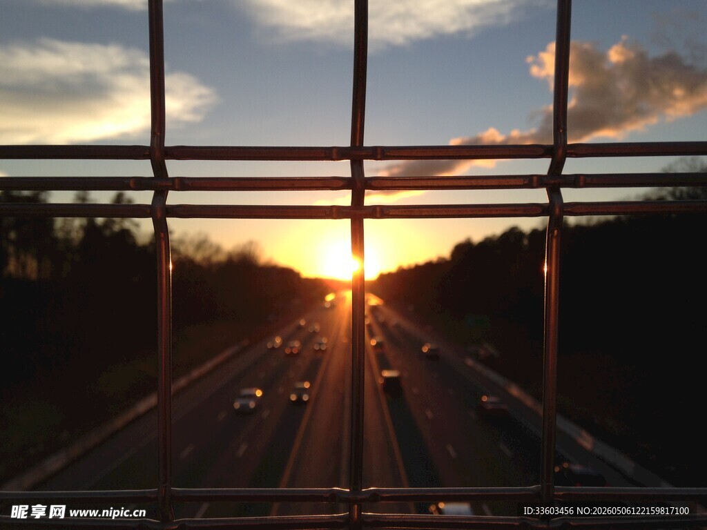 夕阳下的公路景象