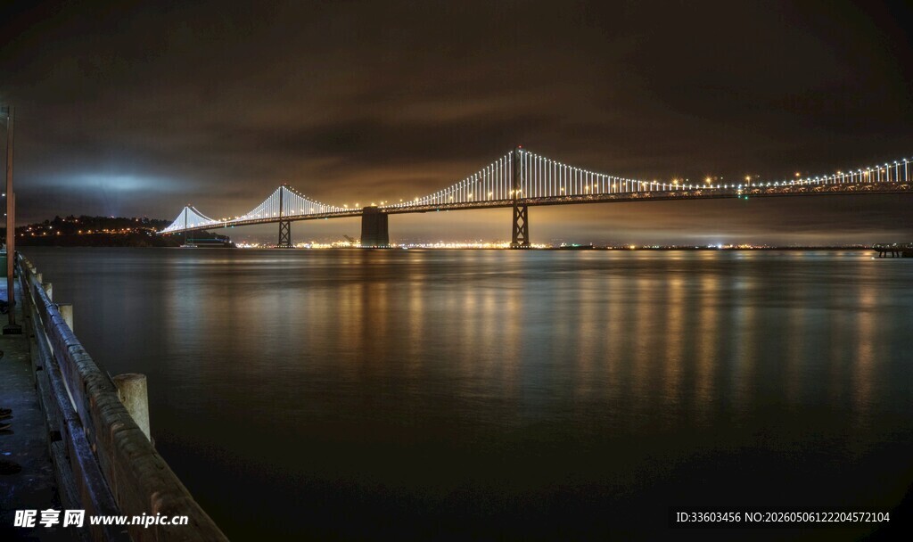 夜晚江畔桥梁璀璨夜景