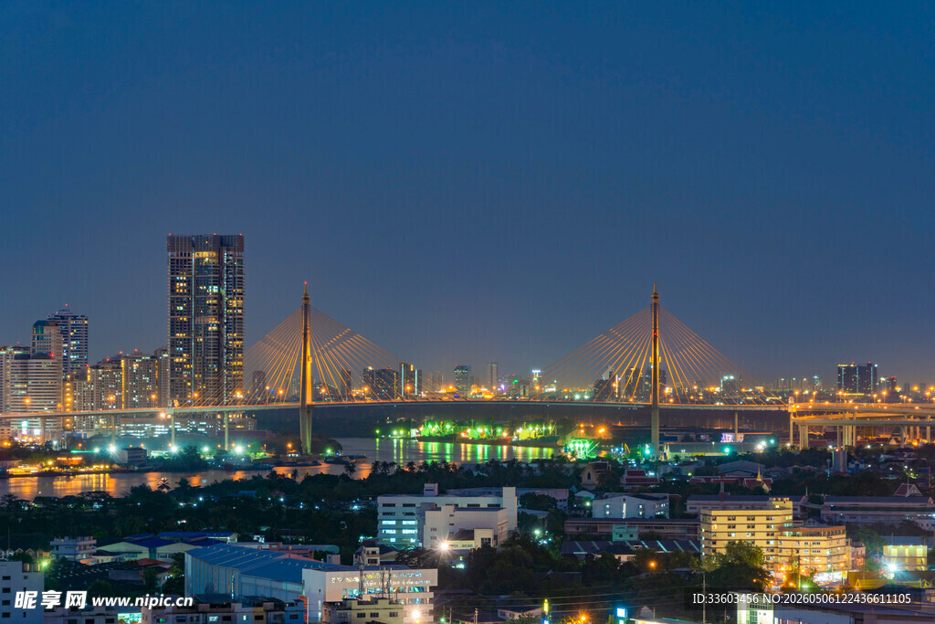 城市璀璨夜景俯瞰图