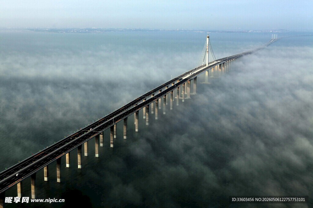 跨海大桥穿云海壮观景象