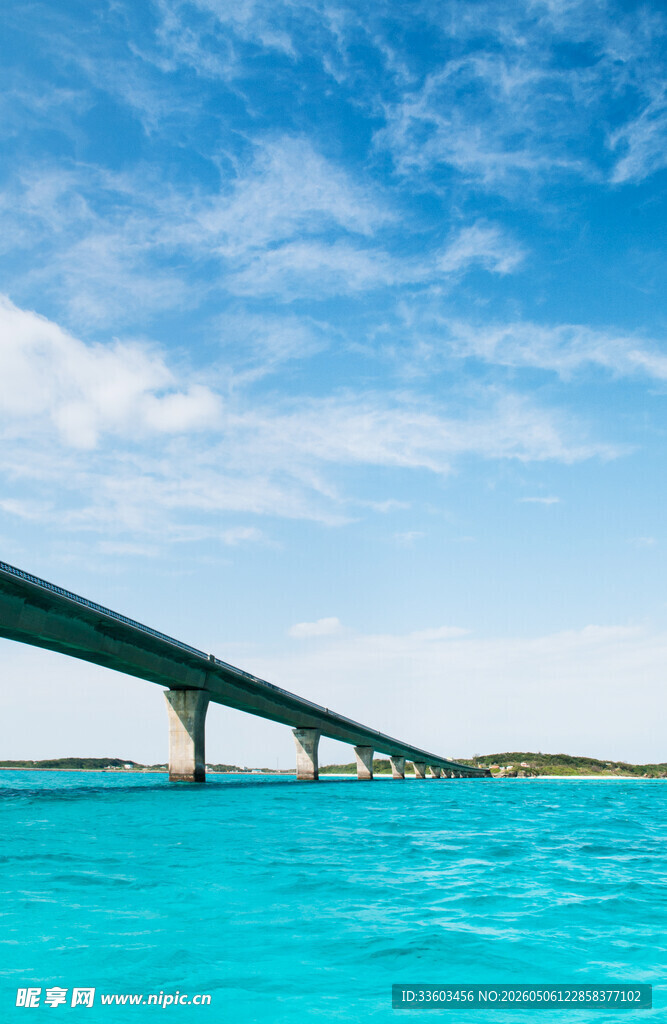 海上长桥横跨碧蓝海水