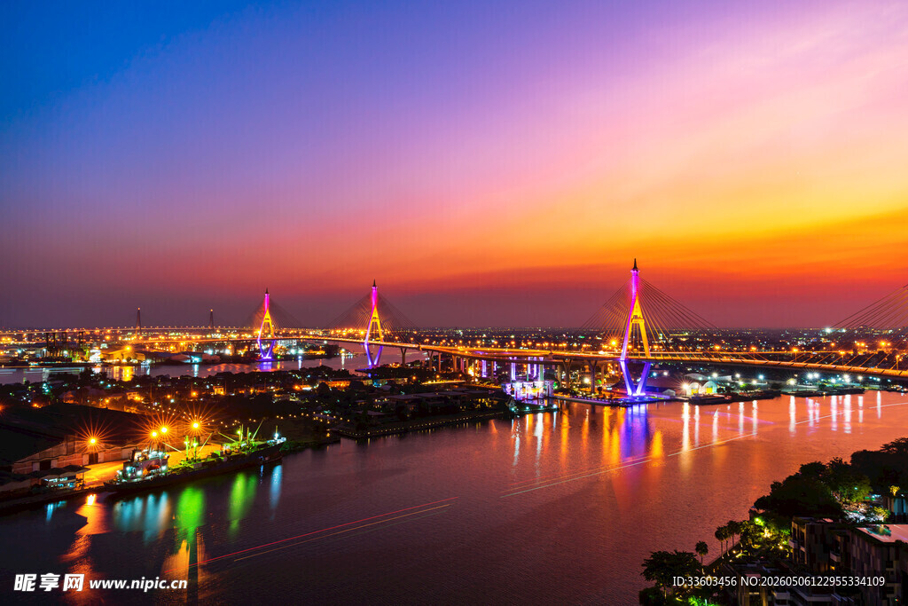城市河流畔的绚烂日落景观