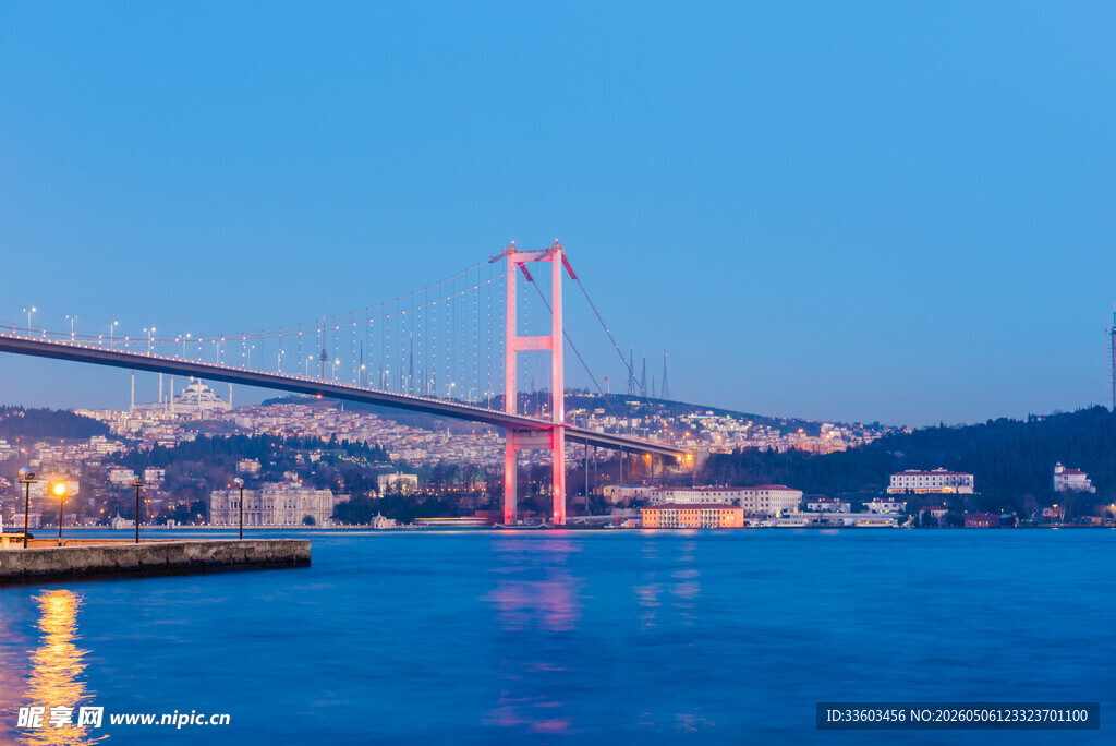 博斯普鲁斯海峡大桥夜景