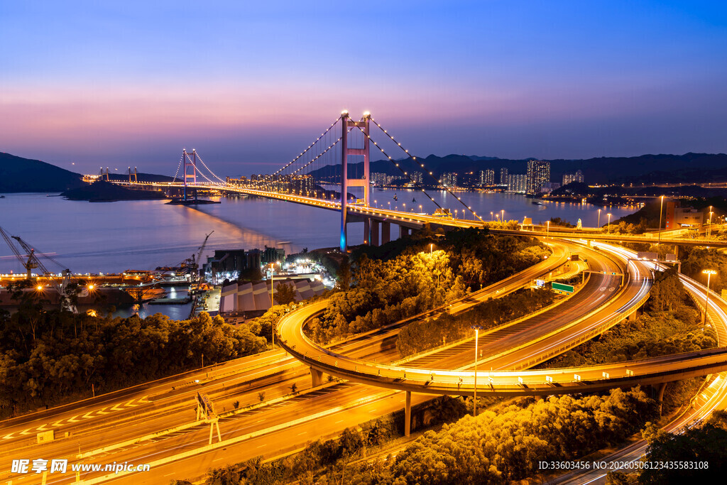 城市夜景中的桥梁与公路