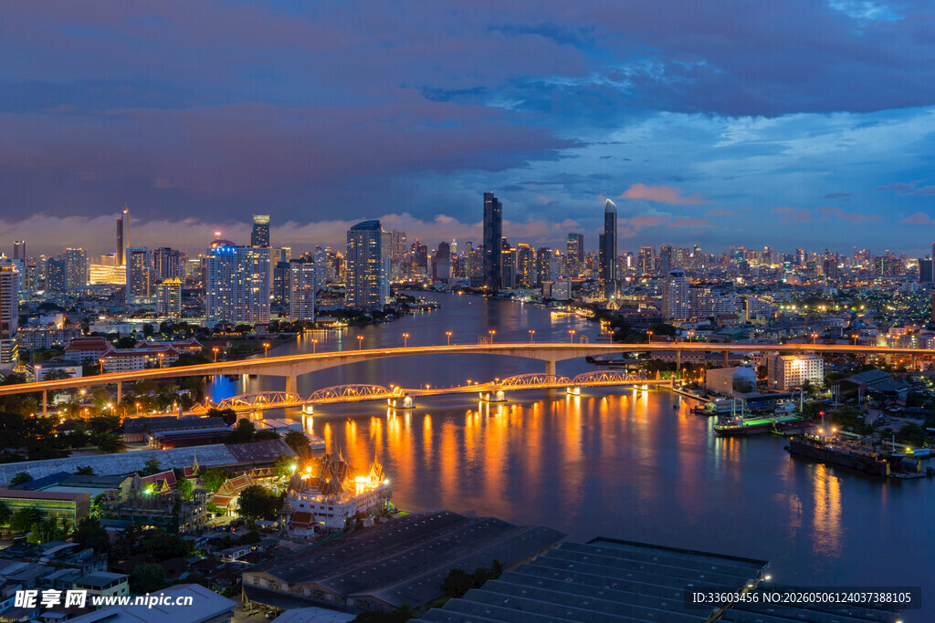 城市河畔夜景璀璨风光