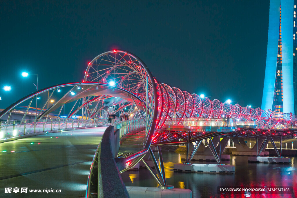 璀璨夜景中的独特桥梁建筑