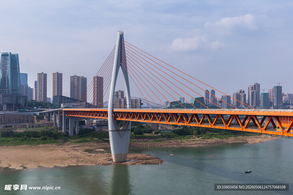 橙色大桥横跨城市江面
