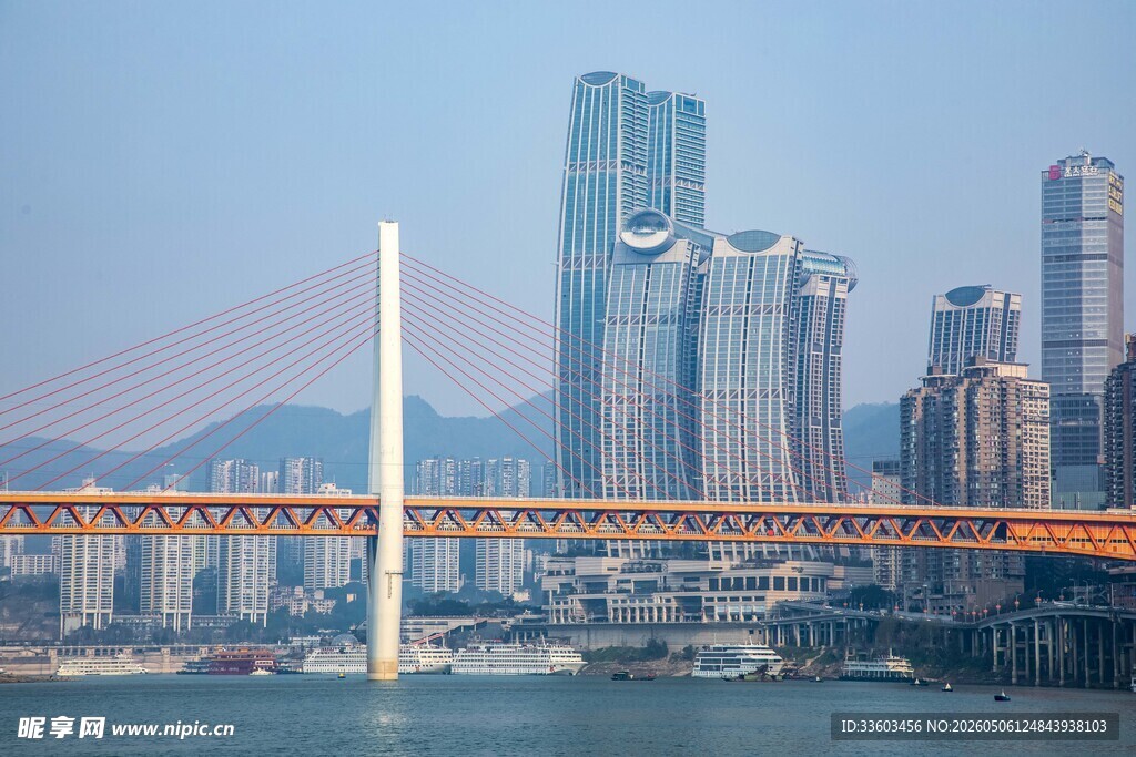 城市桥梁与摩天大楼景观