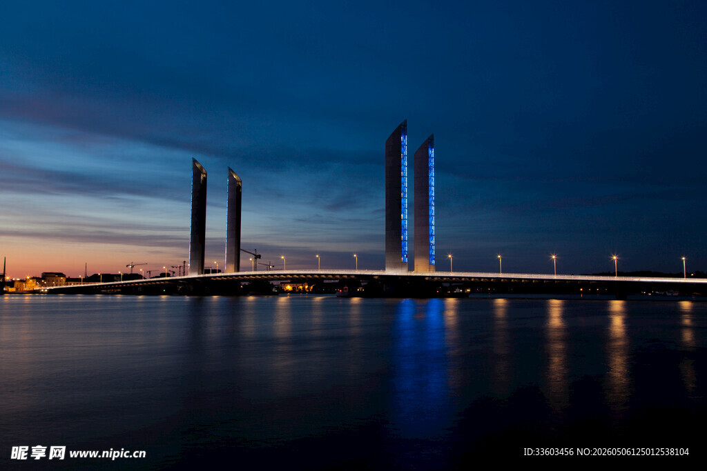 夜幕下的宏伟桥梁景观