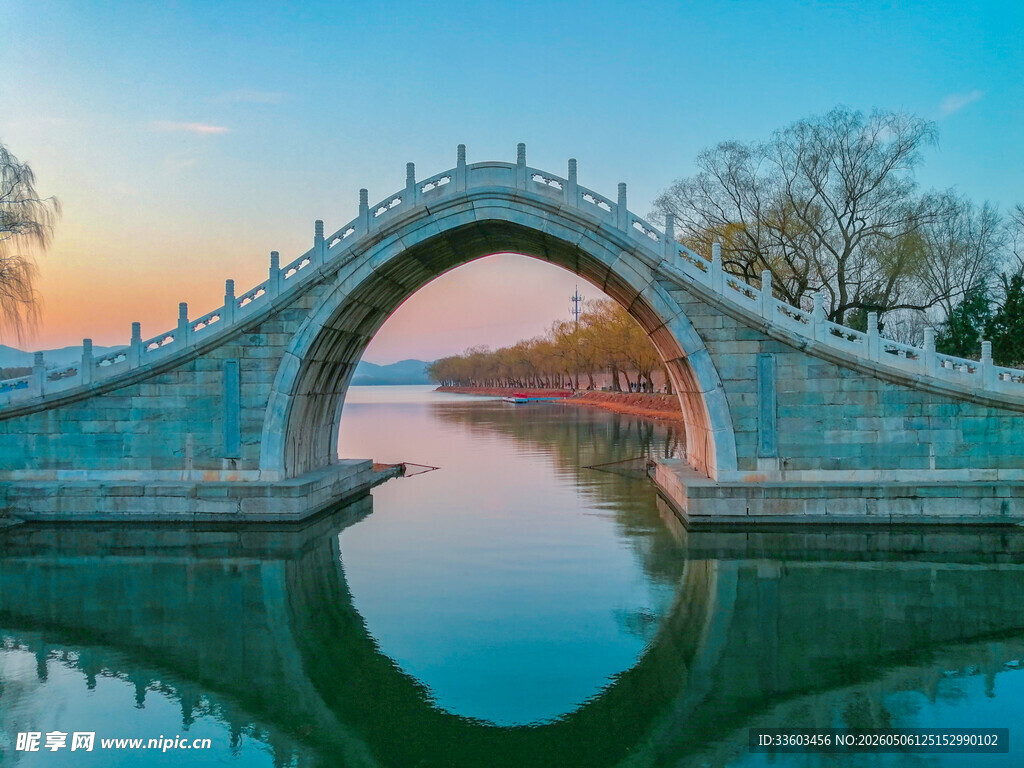 夕阳下的石拱桥美景