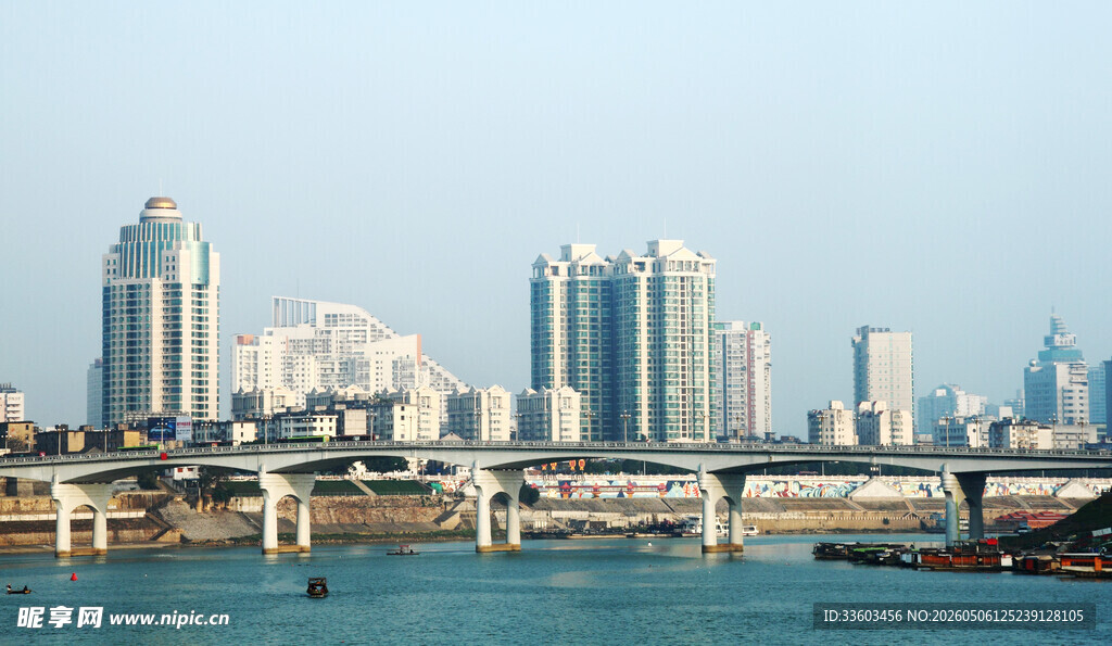 城市河畔高楼景观