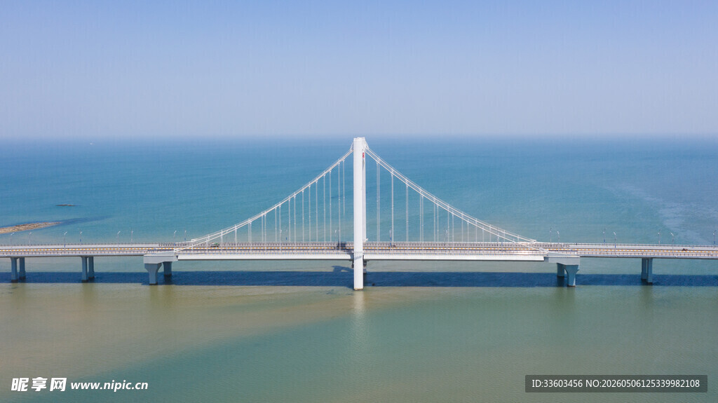 海上大桥横跨蔚蓝海面