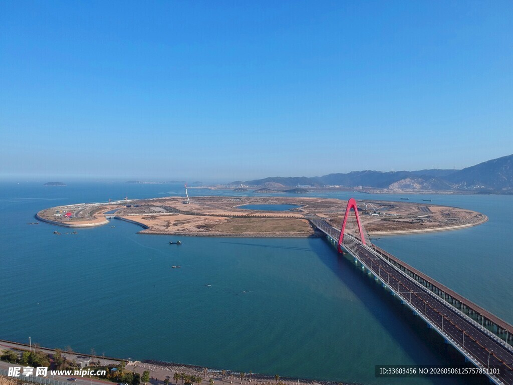 跨海大桥与碧海蓝天景观