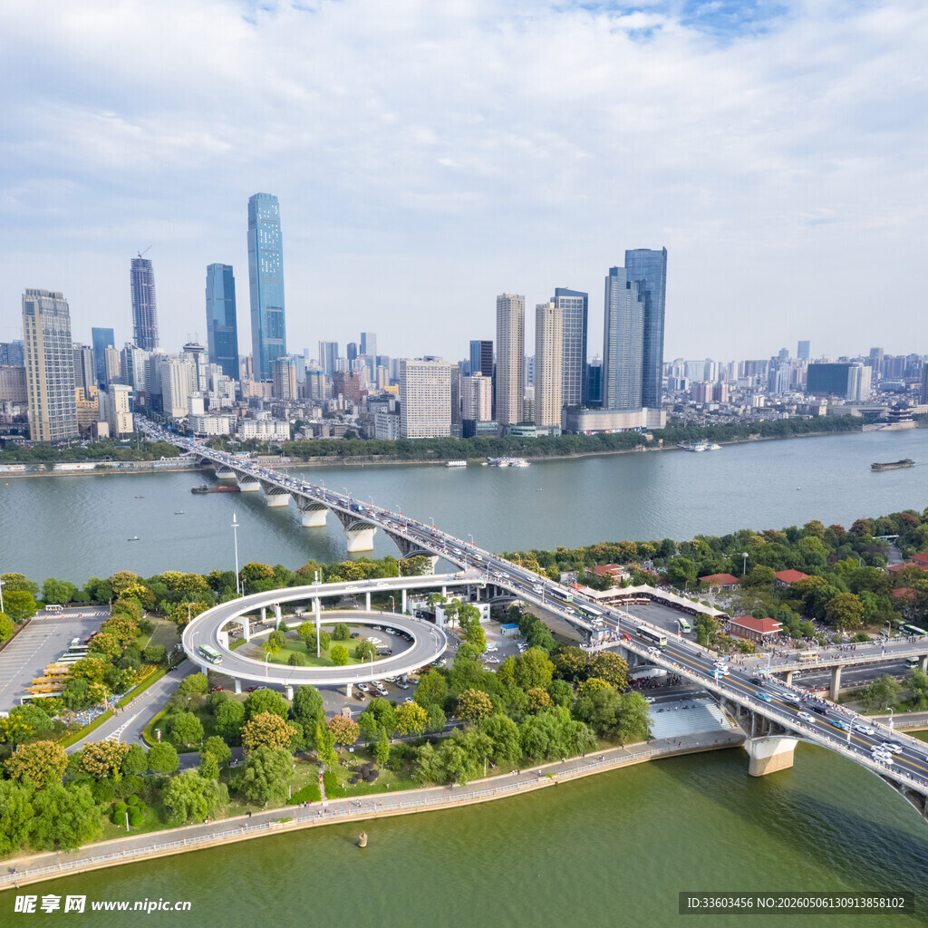 城市河畔桥梁与高楼景观